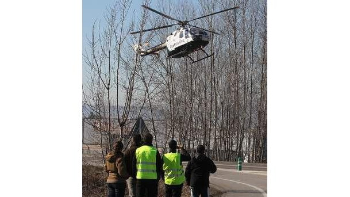 Voluntarios descansando ayer en el cruce de la CL-530.