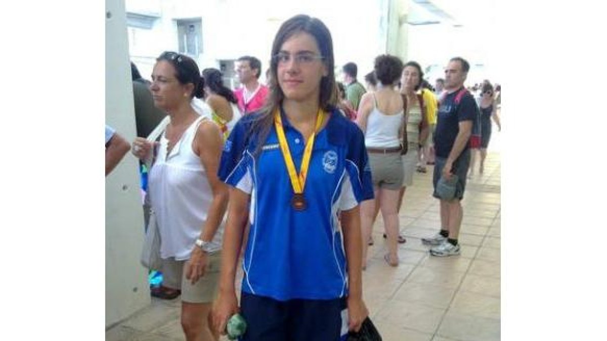 Lucía Domínguez, con la medalla de bronce lograda en Mallorca.
