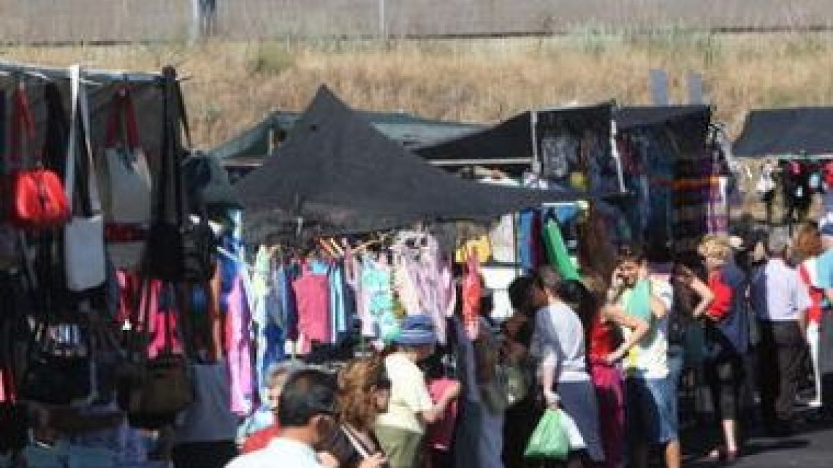 La afluencia de gente al rastro de León ha caído en picado desde su reubicación en Clarés.