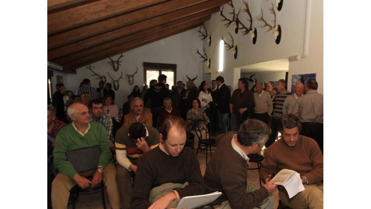 Ambiente de la subasta el año pasado en Candín . DE LA MATA