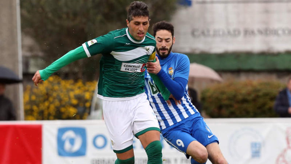 Héctor Figueroa pelea por el balón con el exjugador de la Deportiva, Alberto García, que milita actualmente en las filas del Coruxo. MARTA G. BREA