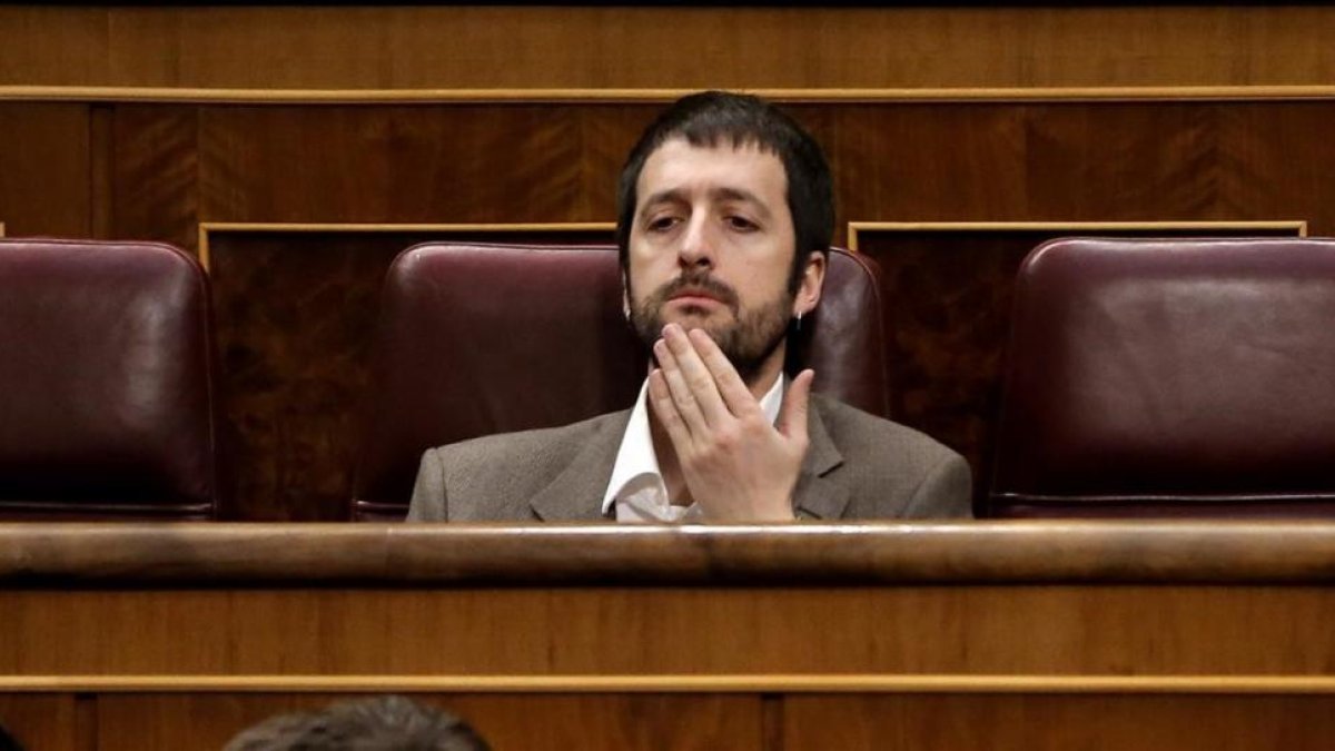 El secretario de comunicación de Podemos, Juan Manuel del Olmo, en su escaño del Congreso.