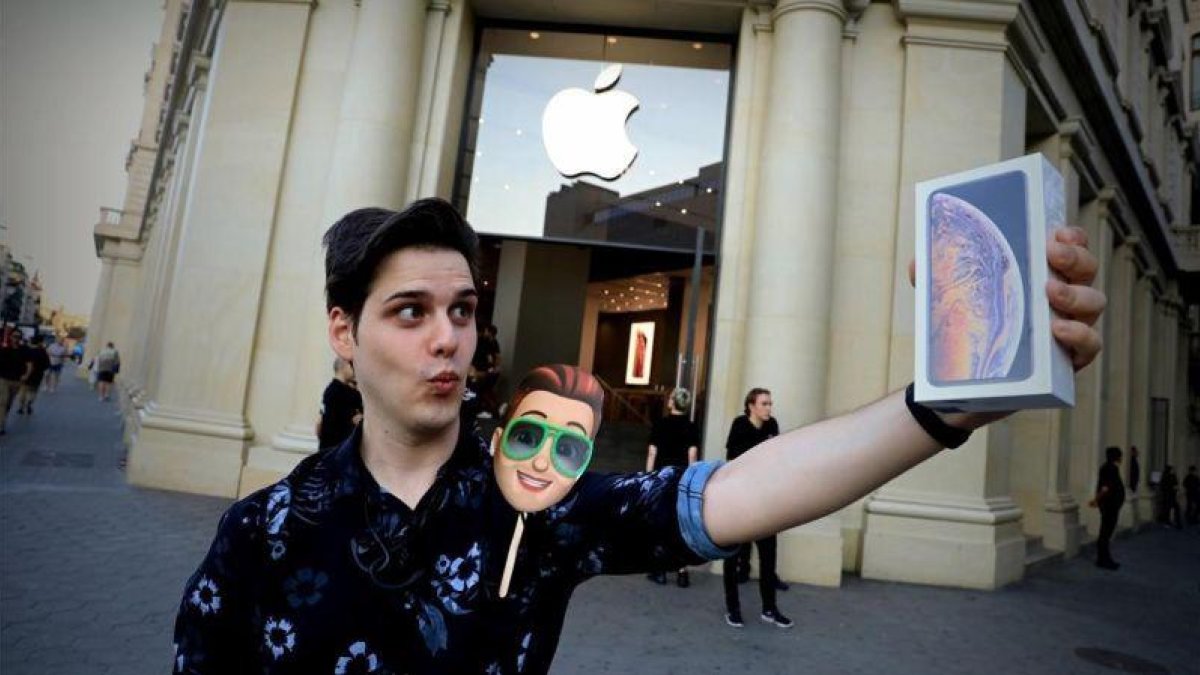 Sergio Díez, el primero afortunado de Barcelona que han logrado hacerse con el esperado móvil y un Apple Watch.