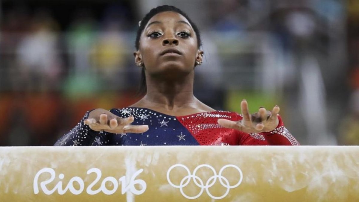 Simone Biles, durante un ejercicio en la barra en los Juegos de Río.