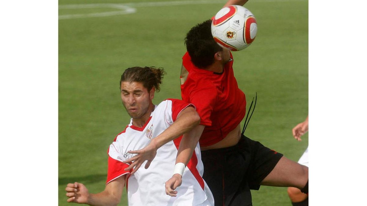 Moisés (i) cambiará de camiseta después de muchos años en las categorías inferiores del Sevilla.