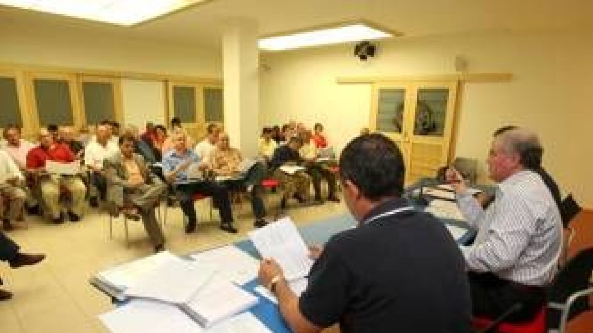 Los responsables socialistas explicaron a alcaldes y portavoces provinciales las alegaciones al plan