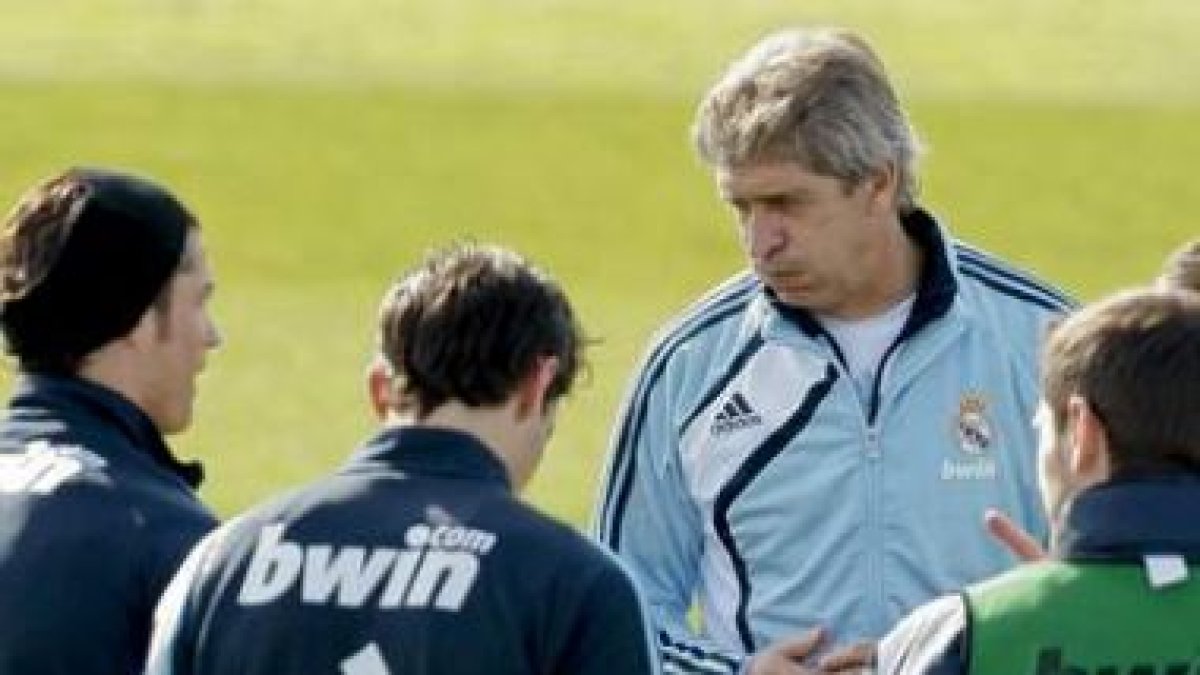 Manuel Pellegrini da instrucciones a sus jugadores durante el entrenamiento de ayer.