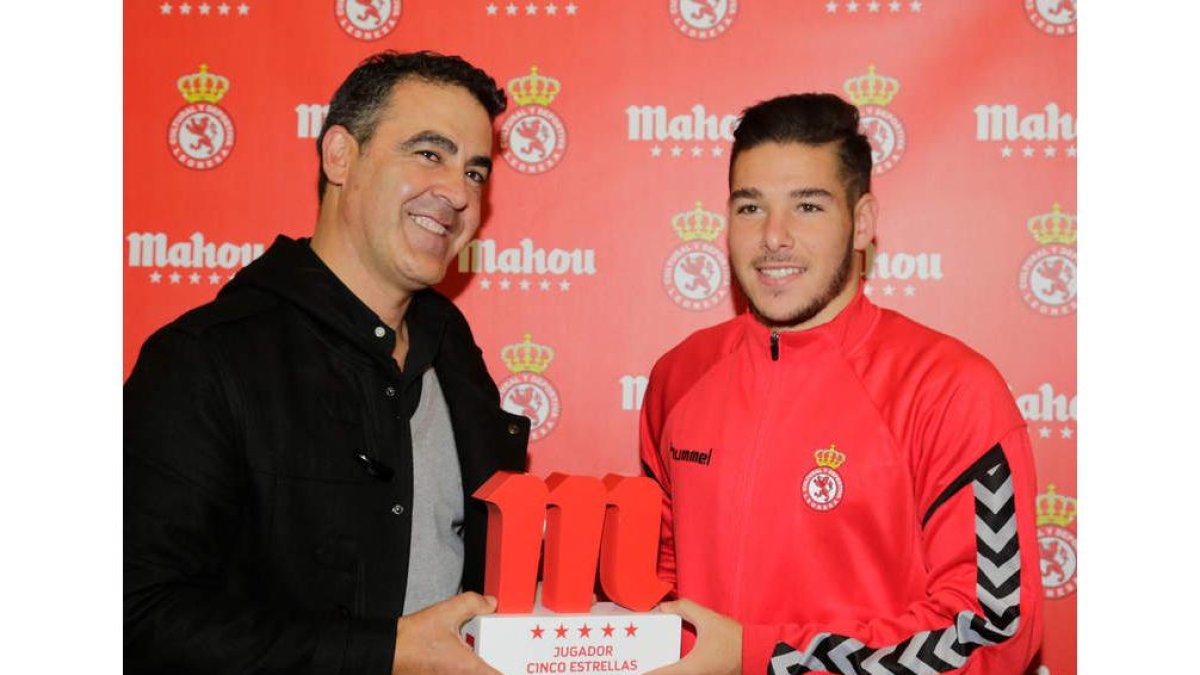 Emi Buendía recibe el premio al Jugador Cinco Estrellas del mes de septiembre. SECUNDINO PÉREZ