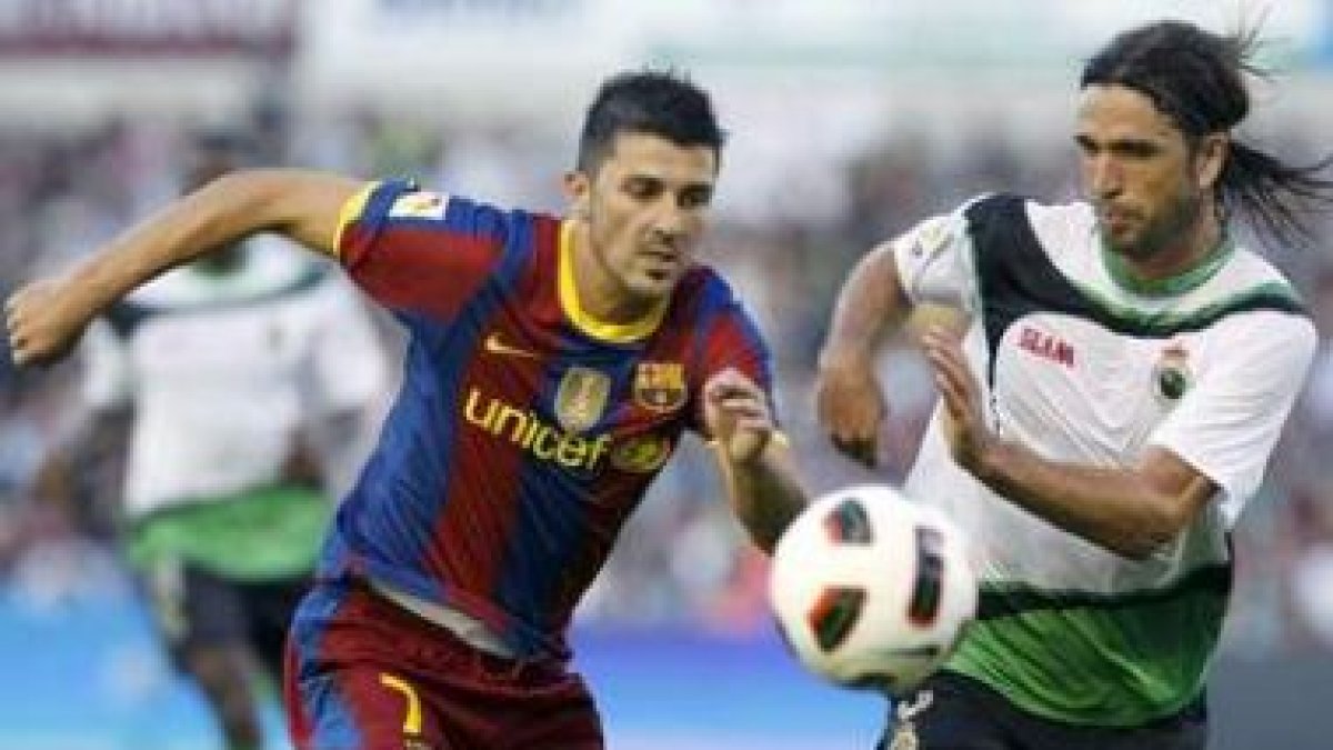 El futbolista asturiano David Villa, a la izquierda, se estrenó como goleador blaugrana.