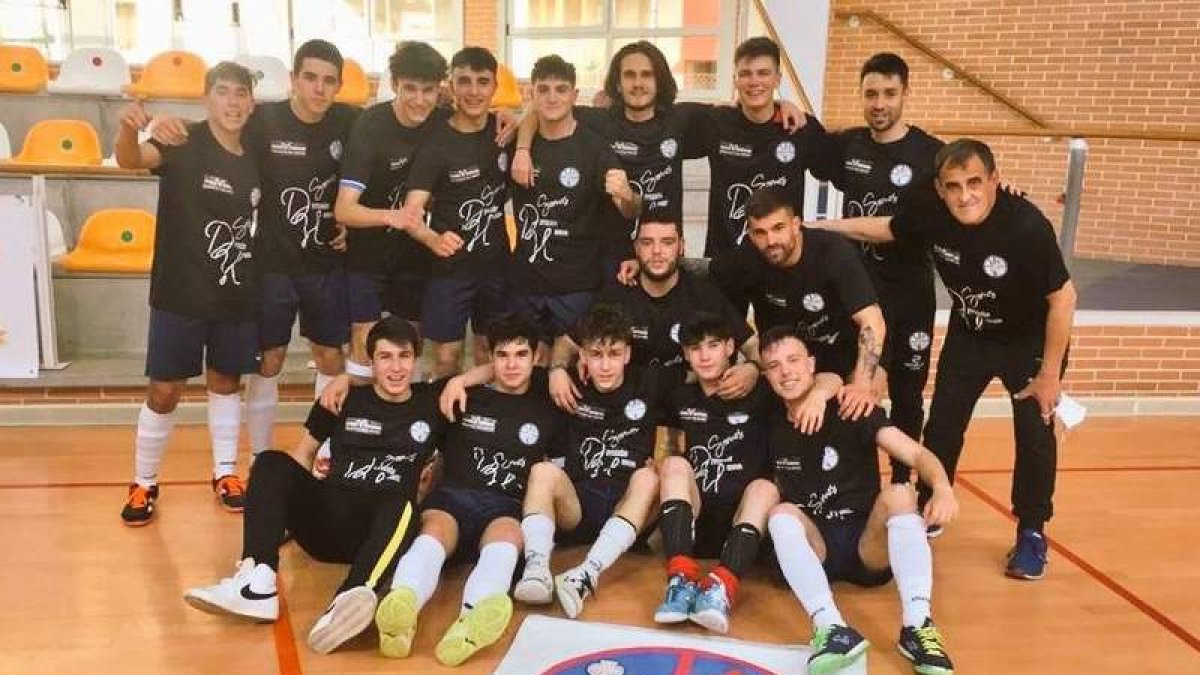 Los jugadores trepalenses celebraron el ascenso a la máxima categoría juvenil por todo lo alto. DL