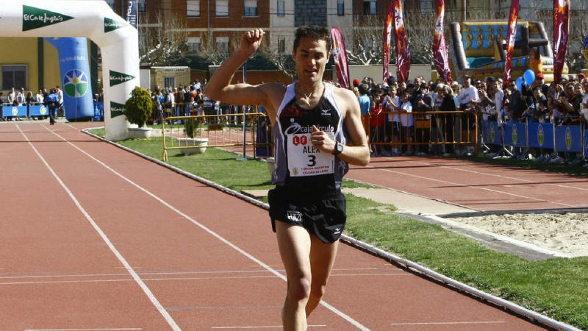 El atleta berciano Alejandro Martínez se siente «con mucha ilusión» tras correr en Berlín. RAMIRO