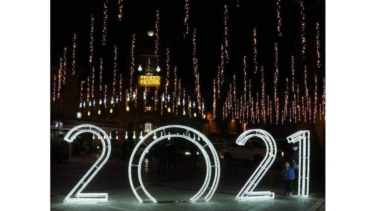 Iluminación de Navidad de la plaza Mayor de La Bañeza que está generando una gran expectación entre la gente.