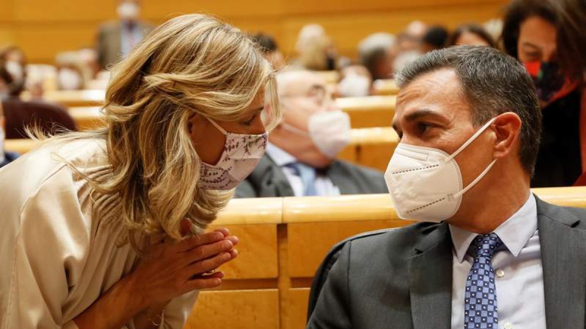 El presidente del Gobierno, Pedro Sánchez, conversa con la ministra Yolanda Díaz. MARISCAL