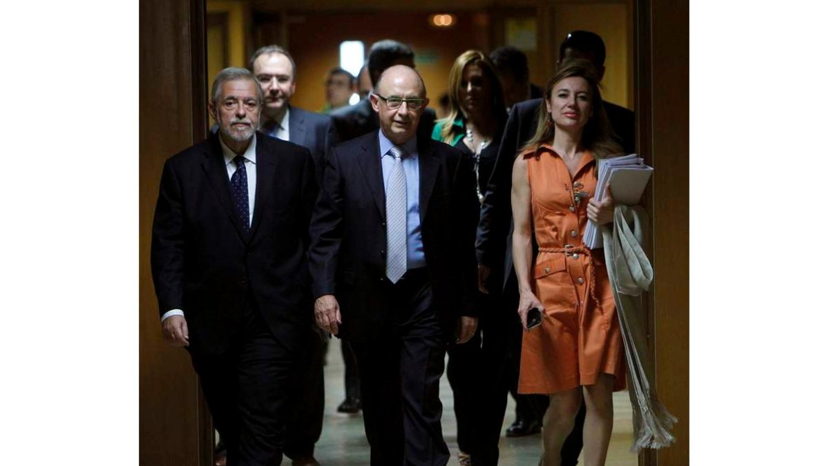 Antonio Beteta, Cristóbal Montoro y Marta Fernández Currás al inicio de la reunión.