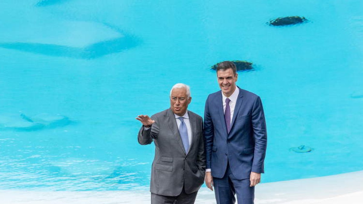 Pedro Sánchez junto al primer ministro de la República Portuguesa, Antonio Costa, en los Jameos del Agua, Lanzarote. ARIEL PERDONO