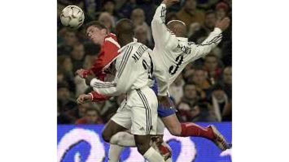 Roberto Carlos y Makelele tratan de frenar a Fernando Torres en una acción del partido de ayer