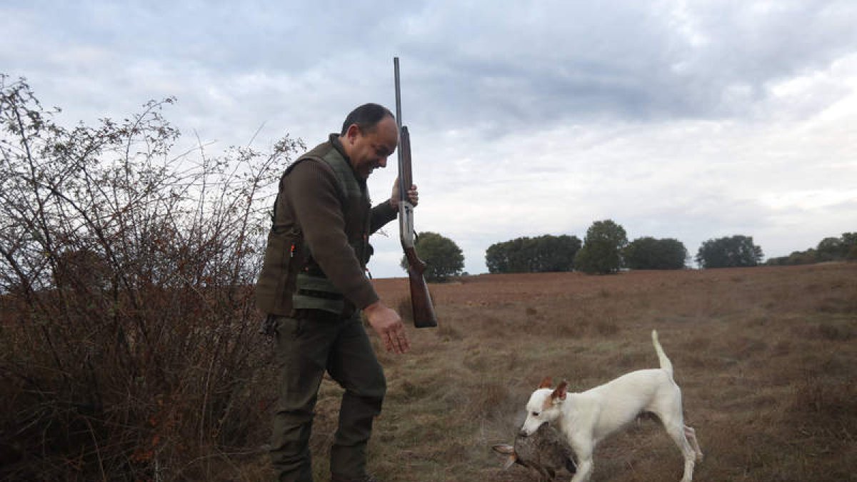 Un cazador junto a su perro que le trae una pieza. JESÚS F. SALVADORES