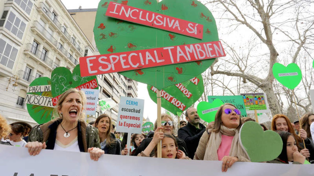 Corazones verdes por la educación especial segregada. LETICIA PÉREZ