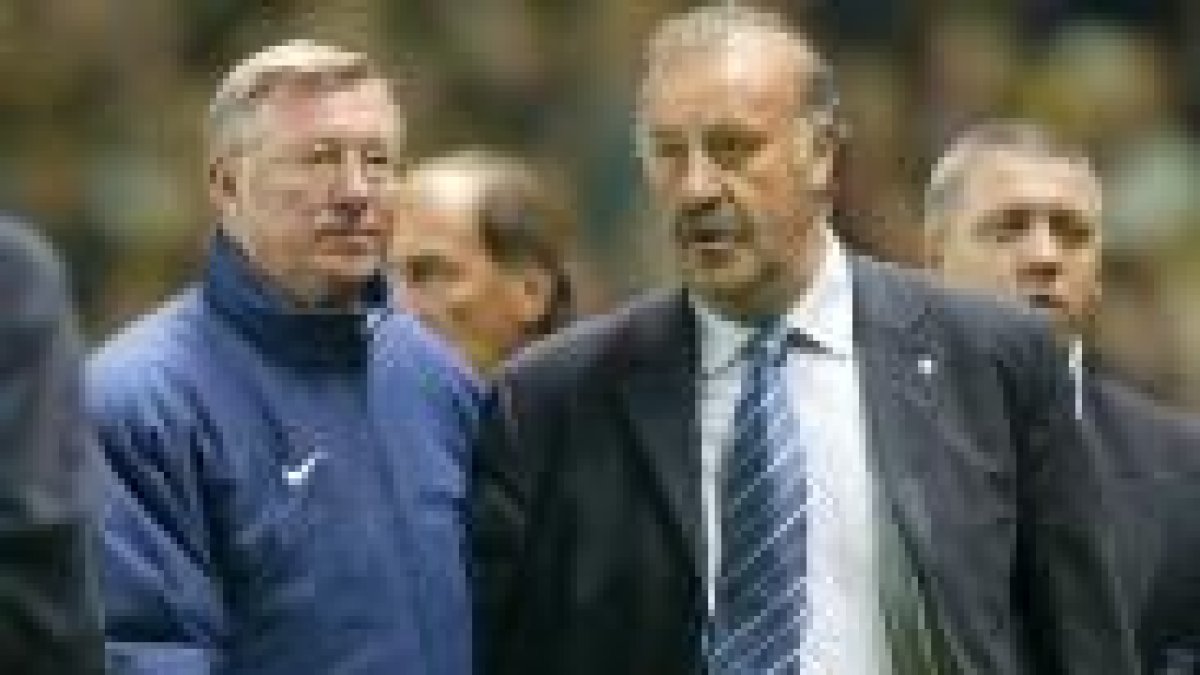 Del Bosque, con Ferguson, tras el choque entre el Madrid y el Manchester