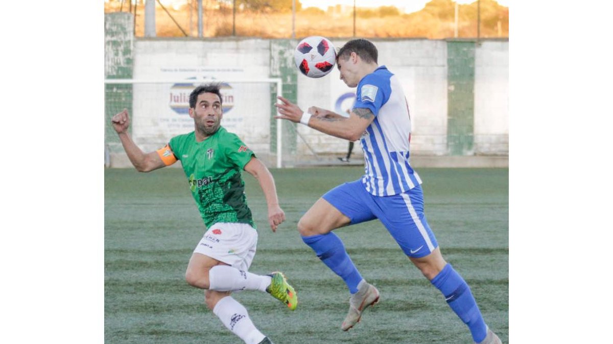 Burgos CF, CF Salmantino y Guijuelo colocaron defensa de cinco contra la Deportiva. L. DE LA MATA