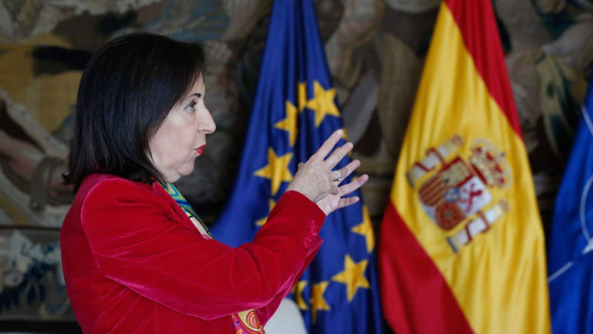 Margarita Robles habló ayer online con las tropas españolas desplegadas en Letonia. EDUARDO OYANA