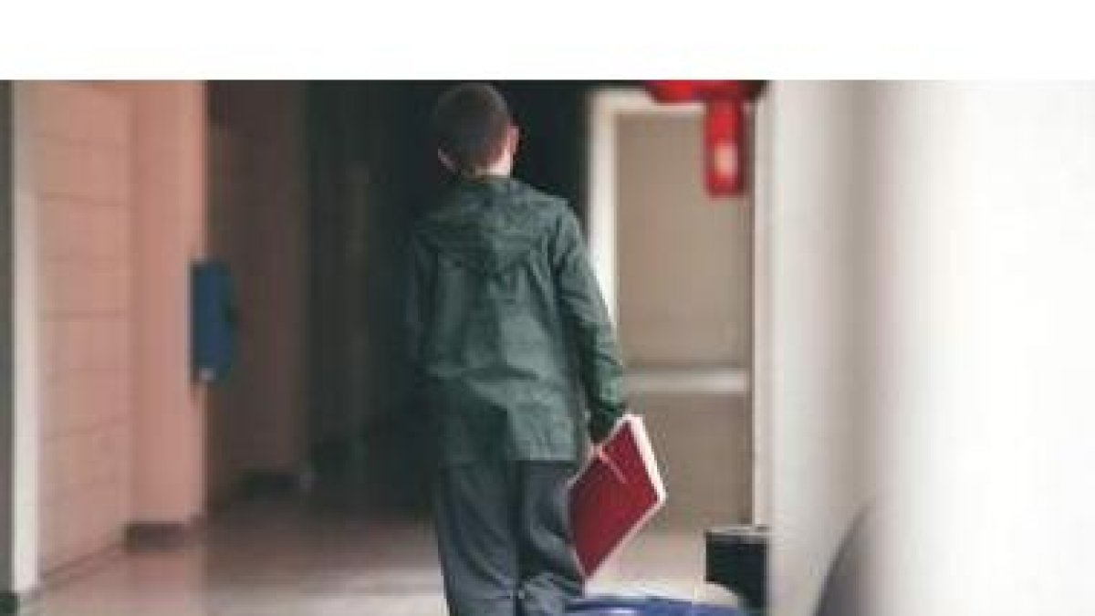 Un niño superdotado se dirige a su aula en la Facultad de Matemáticas en Madrid.