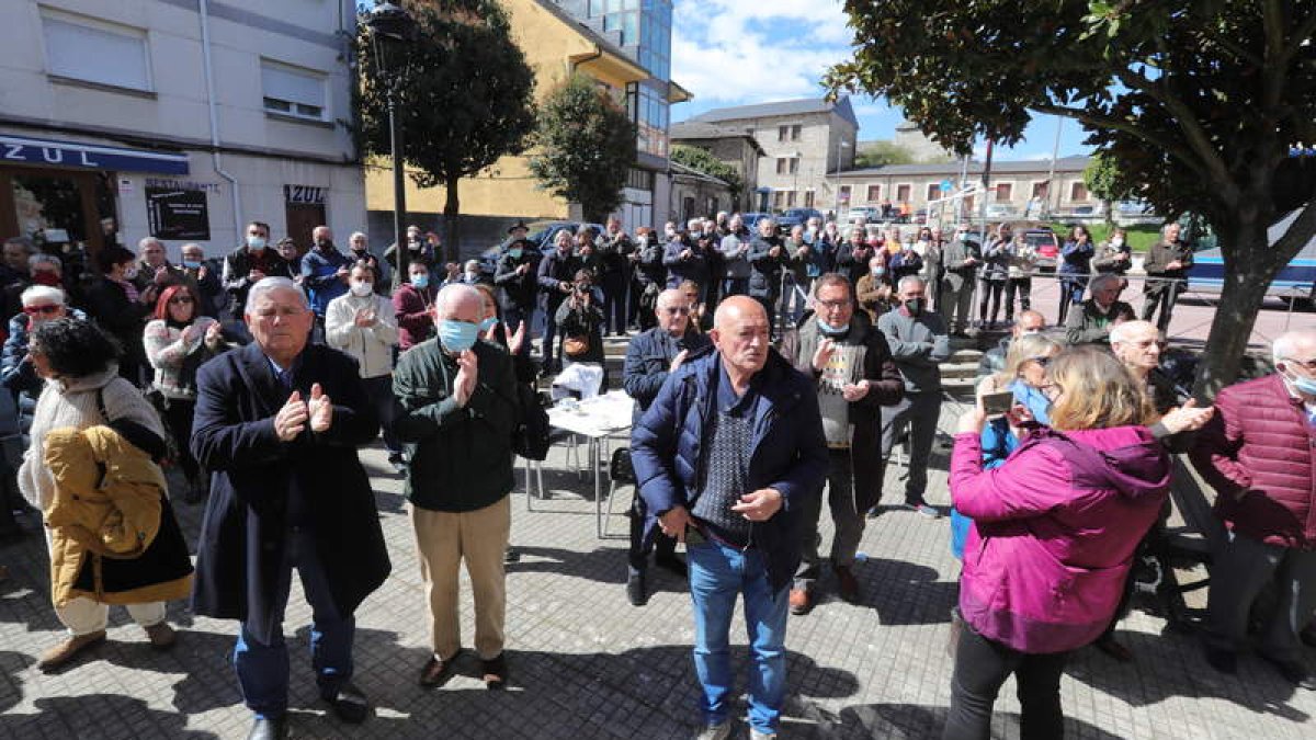 El homenaje congregó en Toreno a un numeroso público. DE LA MATA