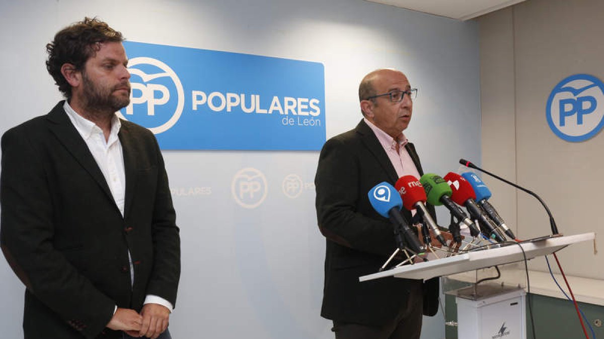 Santiago Vélez y Francisco Castañón, ayer en rueda de prensa. FERNANDO OTERO