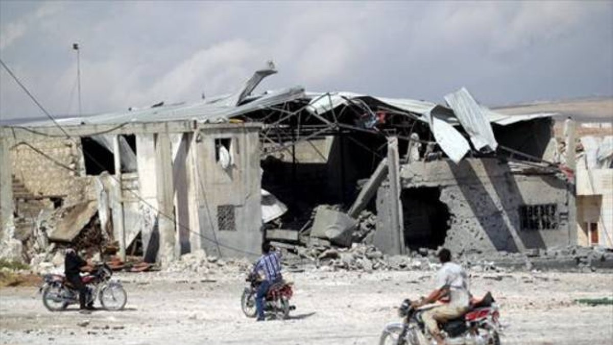 Destrozos causados por los bombardeos rusos en las afueras de la ciudad siria de Idlib.