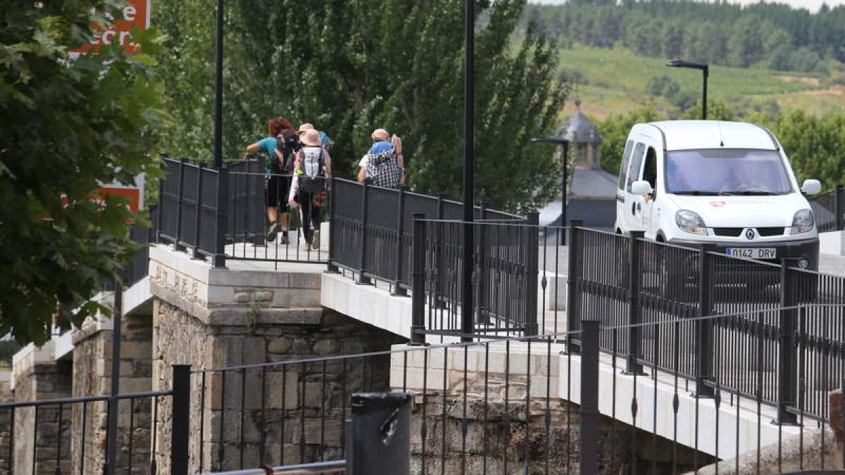 Aunque el puente se mantiene abierto a la circulación, aún quedan los bolardos y las señales de tráfico por colocar.