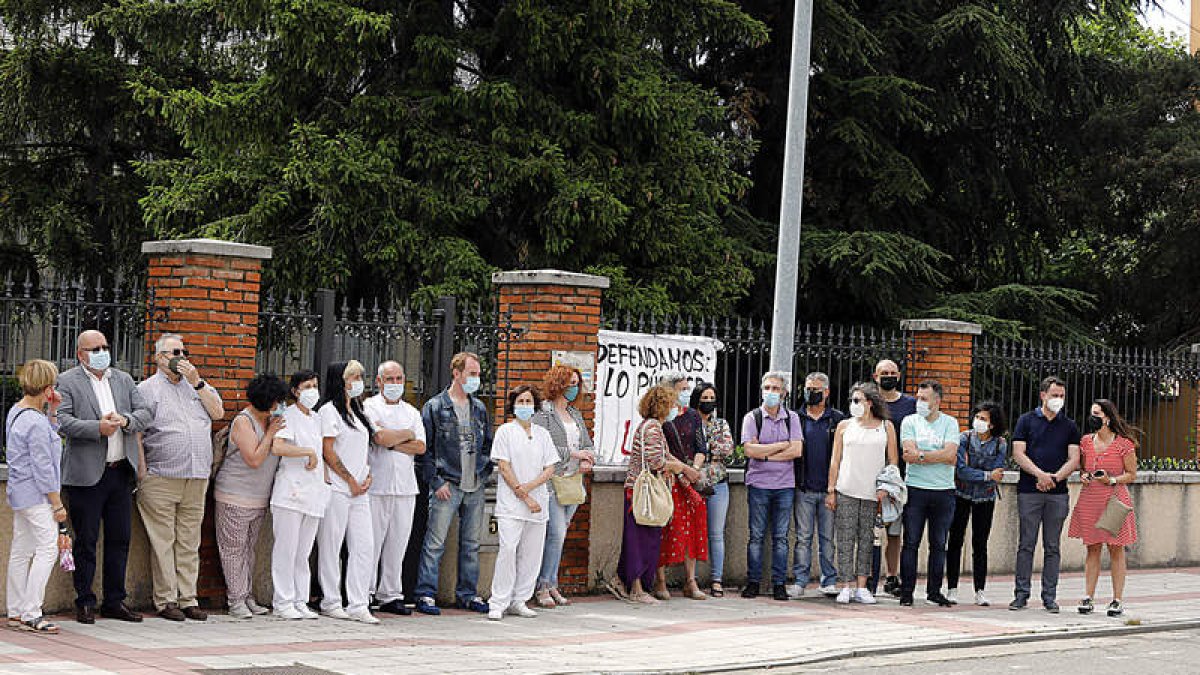 Trabajadores y representantes del PSOE, en la protesta. MARCIANO PÉREZ
