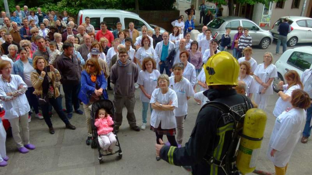 Un bombero conversa con los sanitarios y los pacientes, en el simulacro realizado ayer.