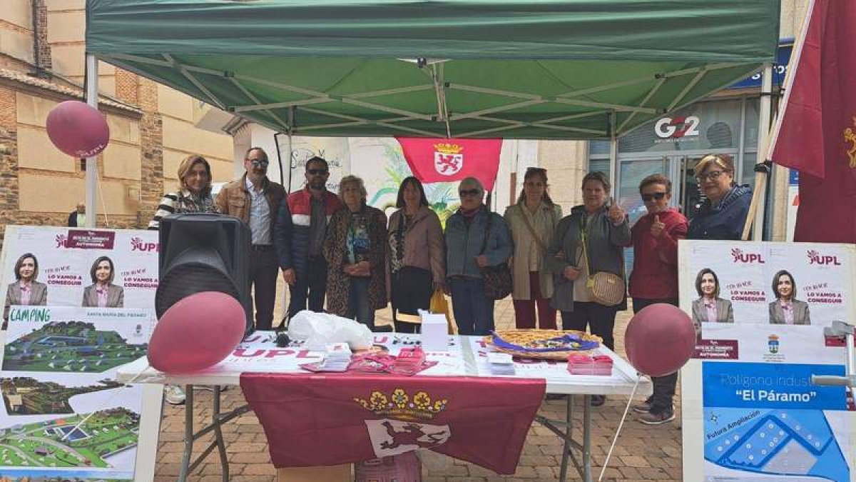 Los leonesistas hicieron campaña en la plaza mayor de Santa María del Páramo. DL