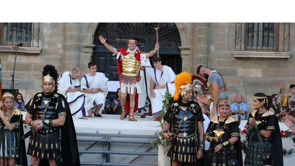 Octavio Augusto, encarnado por Isaac de la Fuente, se corona con el laurel de nuevo césar, aclamado por Roma