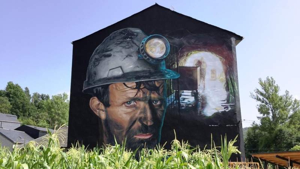 El retrato de un minero de Dadospuntocero en Igüeña fue el primer mural del municipio. DL