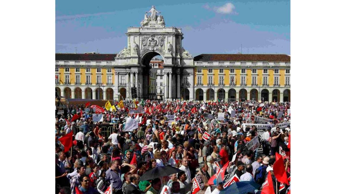 Imagen parcial de la protesta en la Plaza del Comercio.