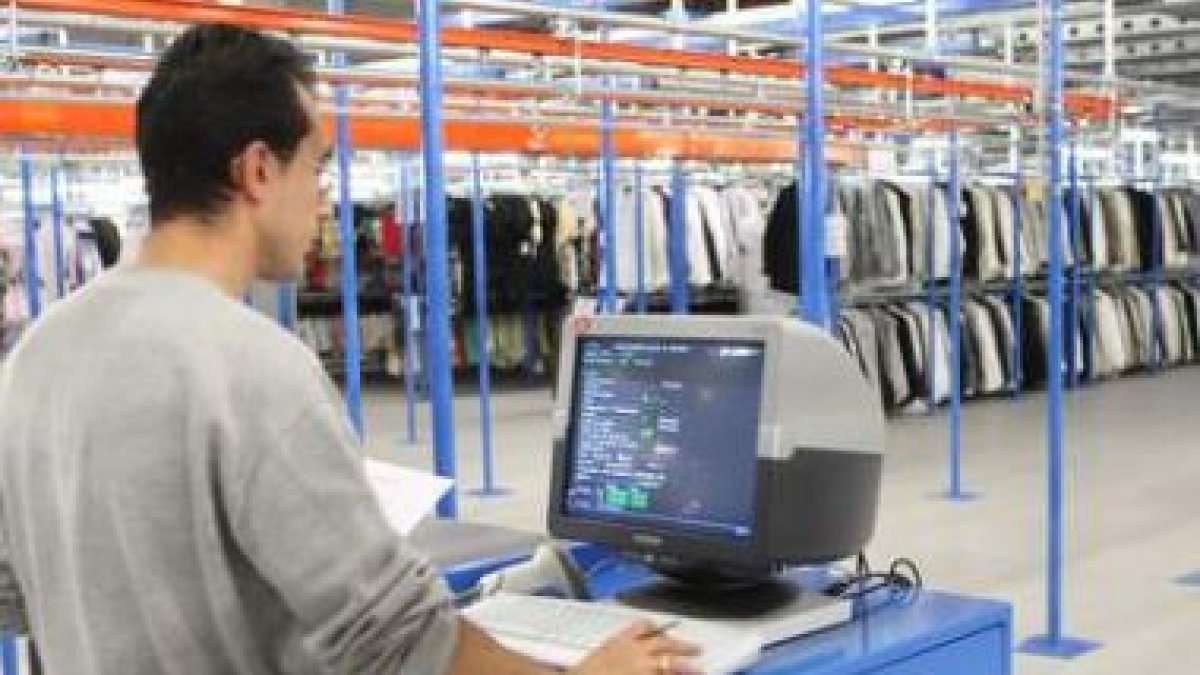 Interior de la plataforma logística de Inditex en León.