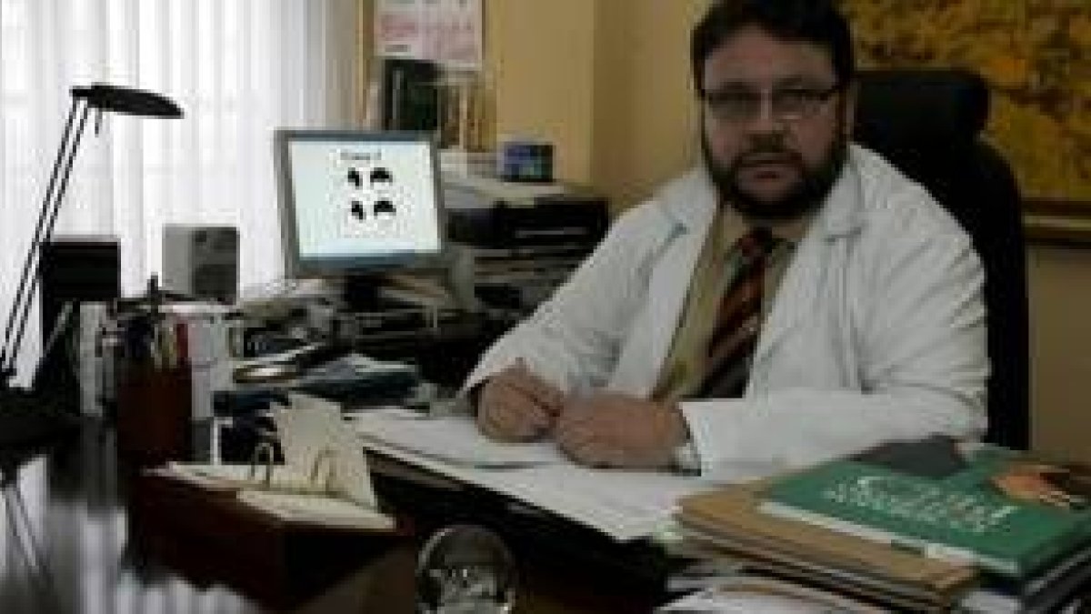 El doctor Pablo García en su consulta de la Clínica Médica Capilar, situada en la calle Santa Clara