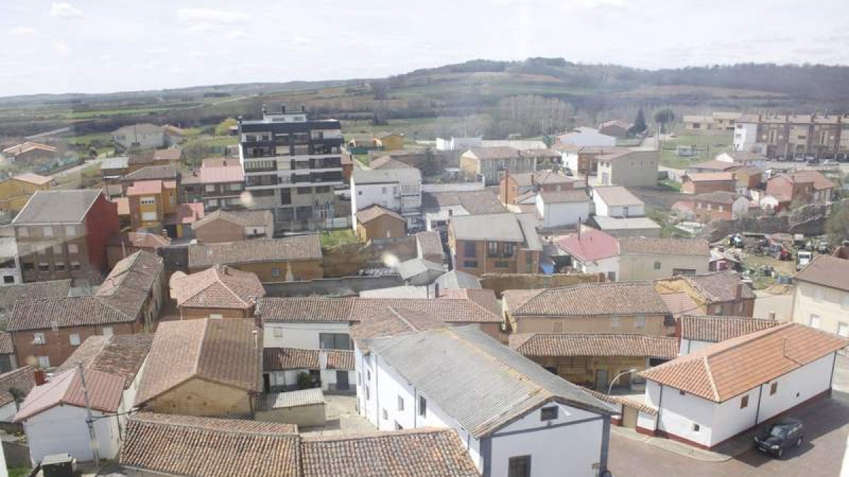 Vista del pueblo de Almanza que acogerá este proyecto pensando en los mayores. CAMPOS