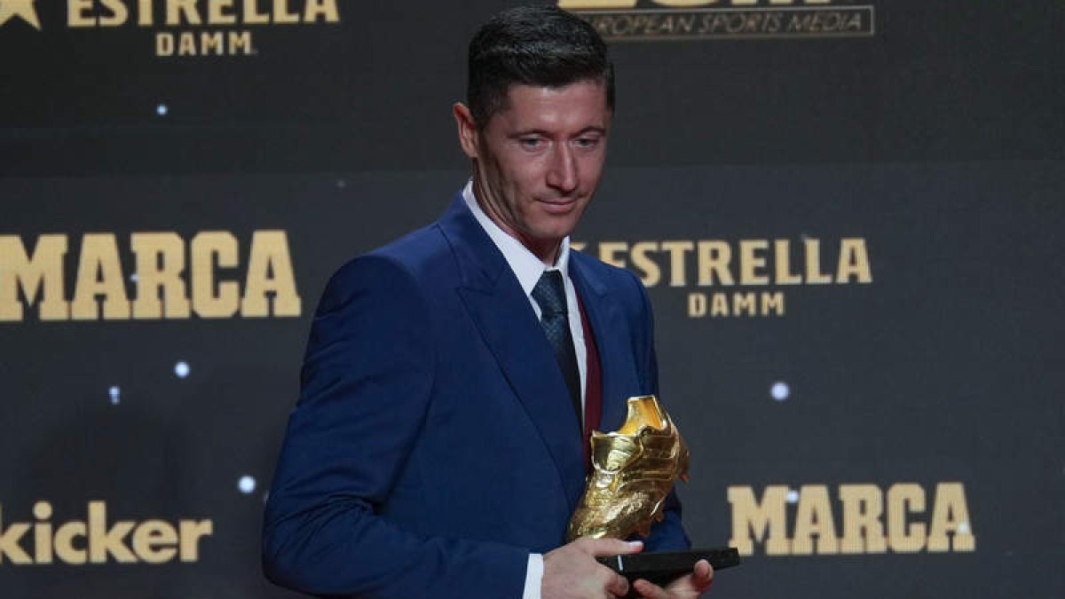 El delantero polaco del FC Barcelona Robert Lewandowski posa con la Bota de Oro. ALEJANDRO GARCIA
