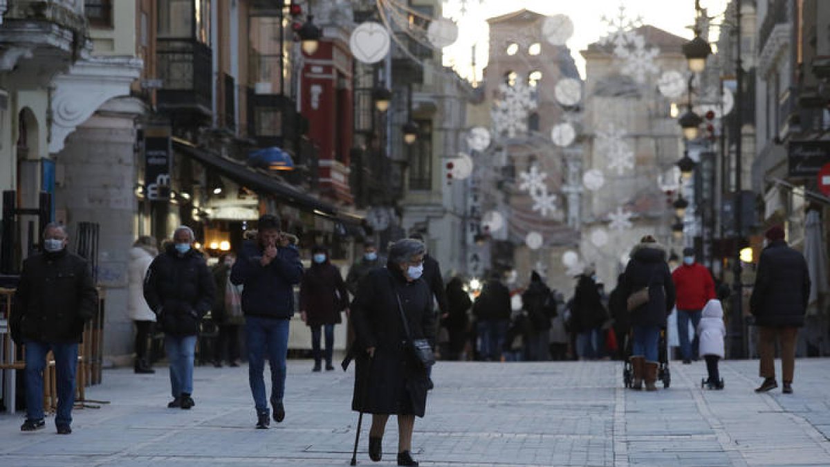 Movimiento de gente en las calles al atardecer. FERNANDO OTERO
