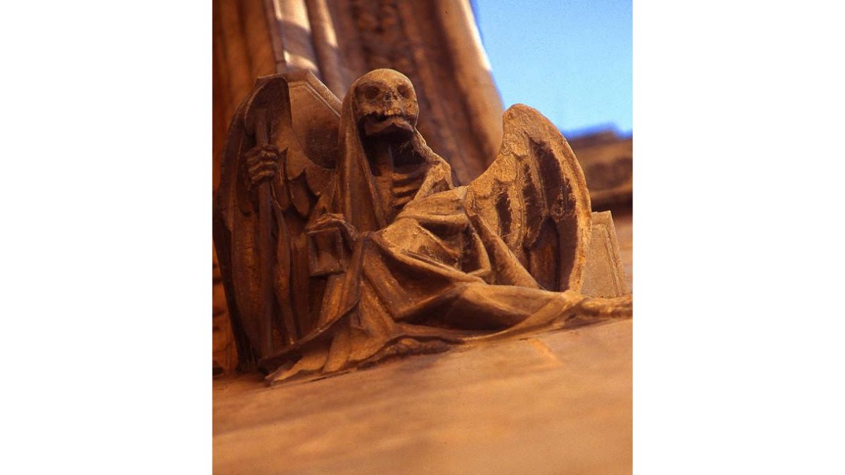 El lugar telúrico de la Catedral, a la derecha de la tercera columna de la derecha. Reconocible por la oscuridad del suelo, un triángulo ennegrecido. Y por el dios Jano en el capitel.