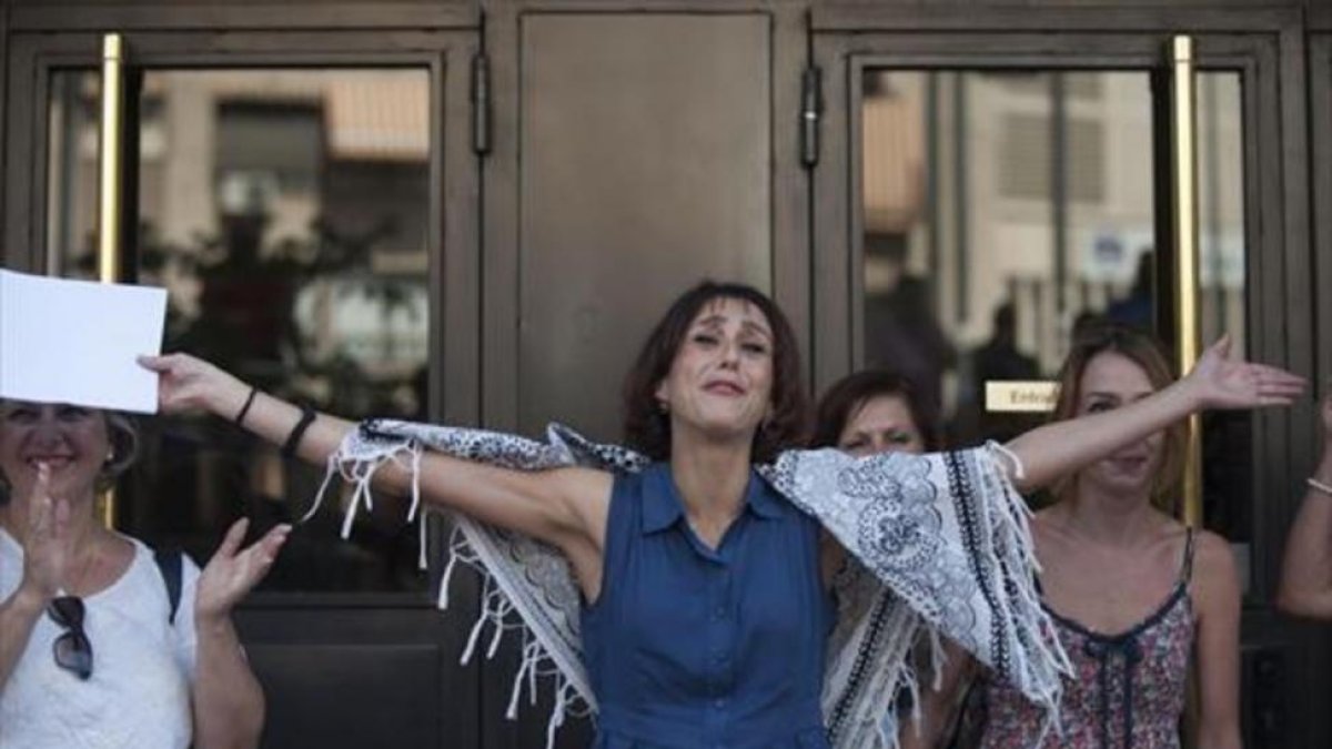 Juana Rivas saluda a sus amigos y simpatizantes al salir del juzgado de Granada