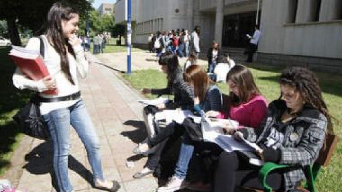 Un grupo de estudiantes repasa los apuntes minutos antes empezar la selectividad.