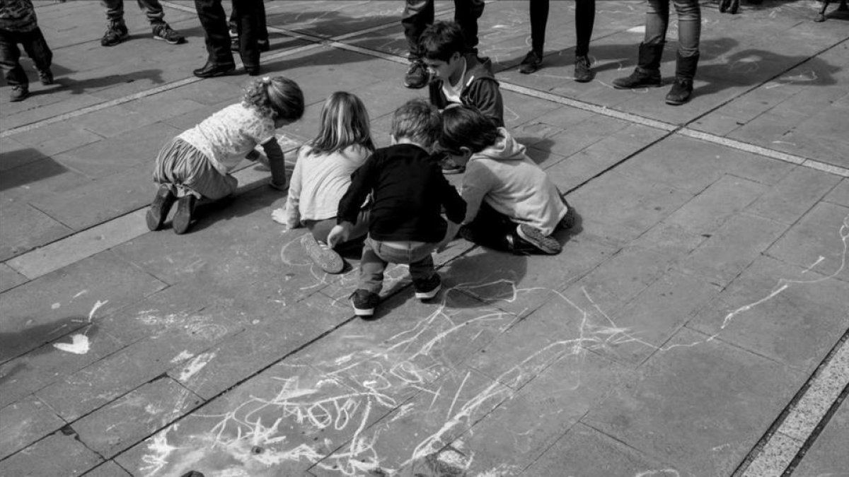 Un grupo de niños jugando.