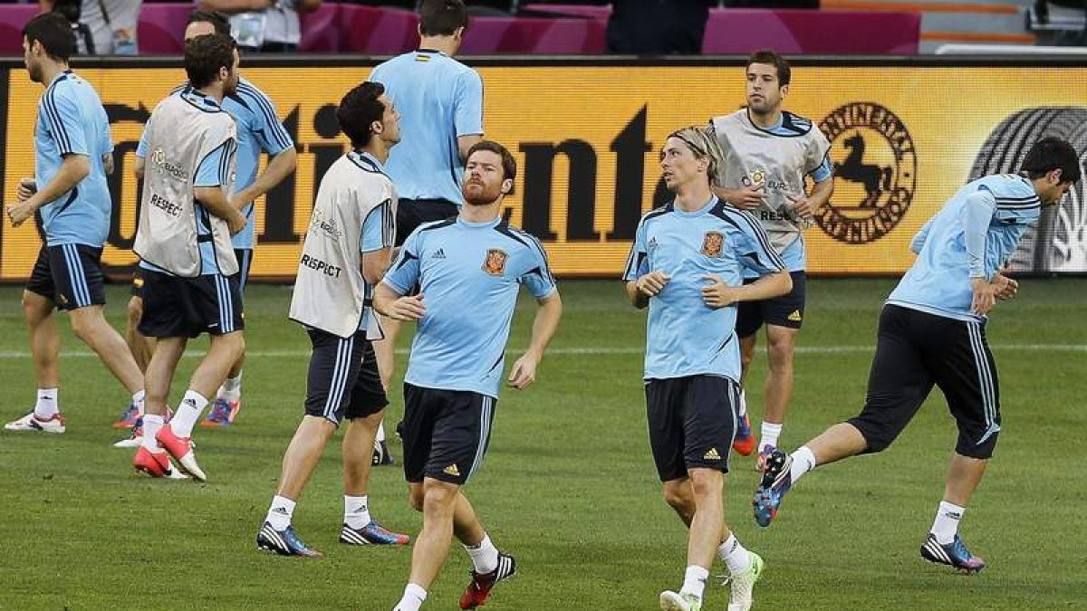 Los jugadores de la selección española se ejercitan durante el entrenamiento del equipo en Donetsk.