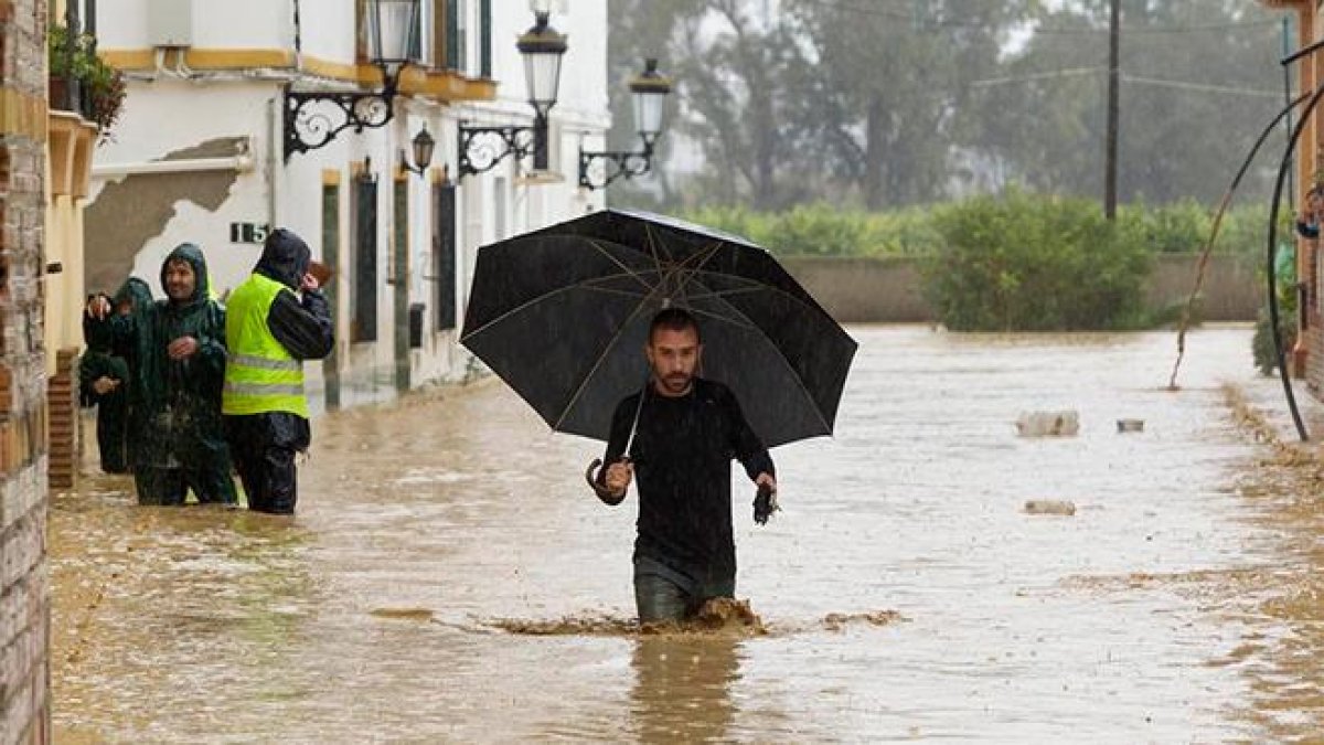 La lluvia deja autobuses convertidos en submarinos y vecinos atrapados en los tejados de sus casas FOTO: EFE / VÍDEO:ATLAS La lluvia deja autobuses convertidos en submarinos y vecinos atrapados en los tejados de sus casas
