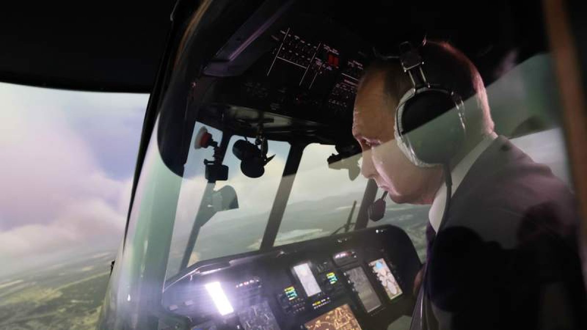 Vladimir Putin opera un simulador de vuelo de helicóptero Mi-171A2. MIKHAIL METZEL / SPUTNIK / KREML