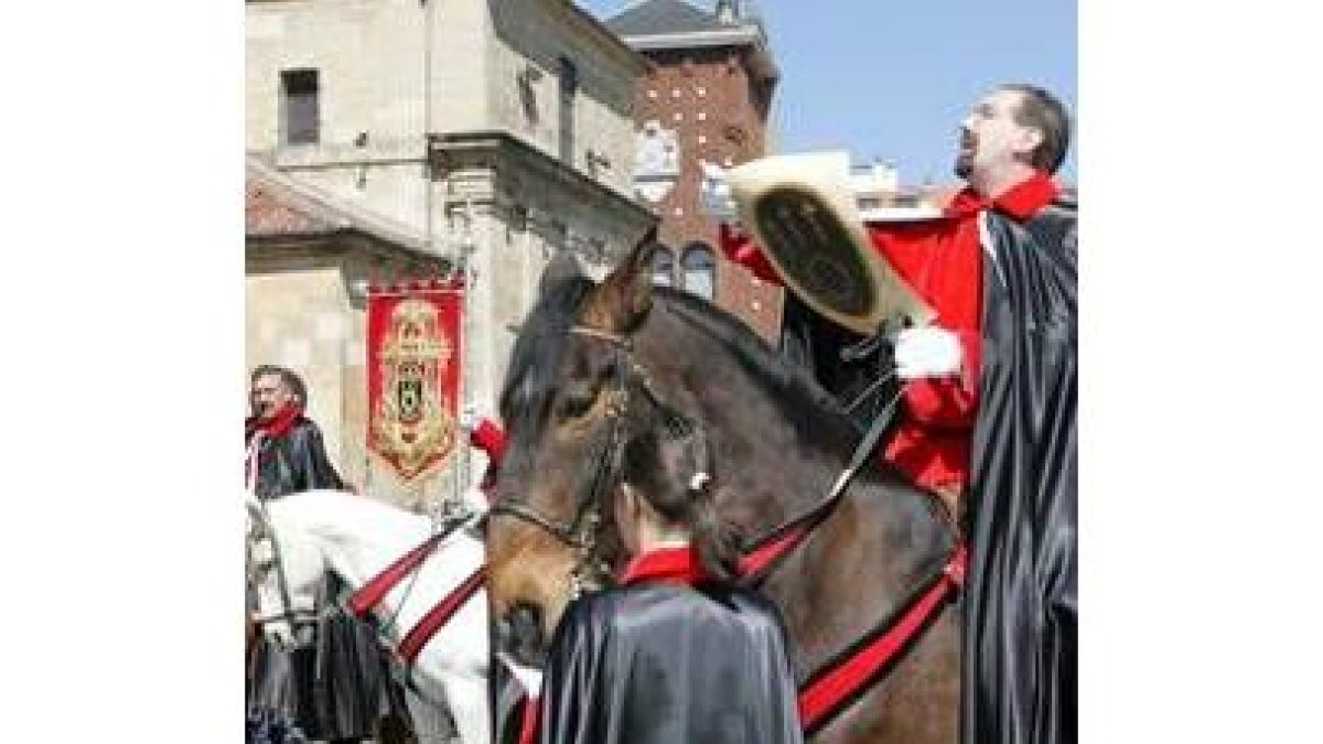 Momento del pregón a caballo de la Cofradía de las Siete Palabras