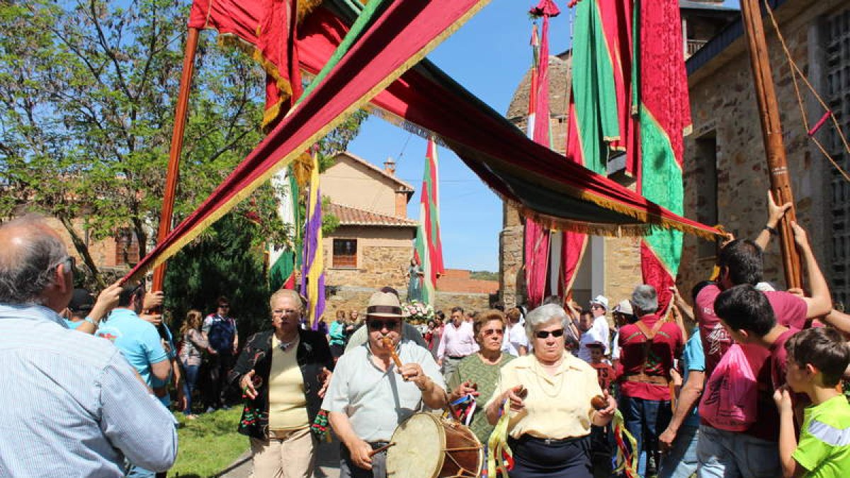Los paños de la tradición y abriendo Murias acompañan al Cristo y a la Virgen Peregrina.